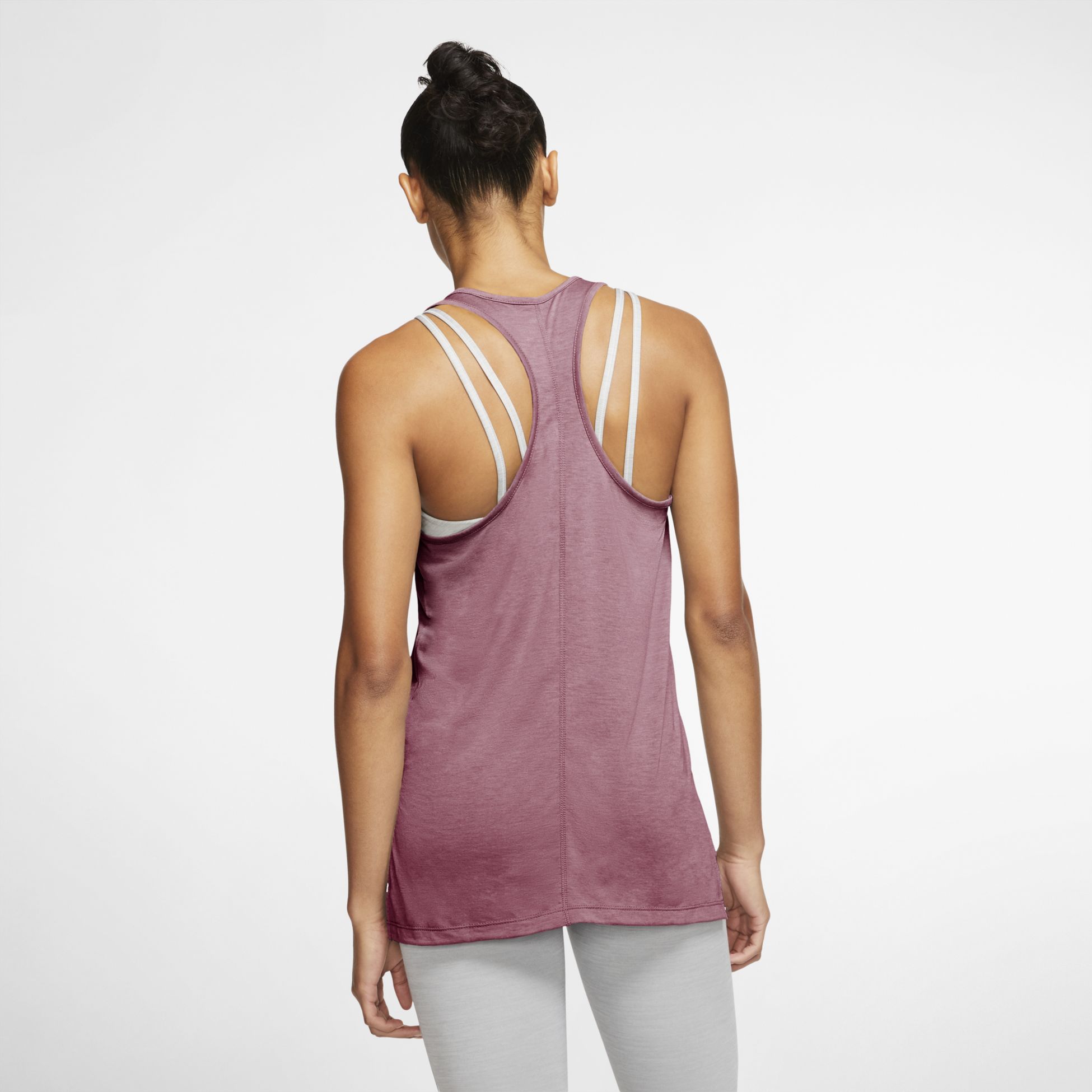 NIKE W YOGA LAYER TANK sivustolla stadium.fi